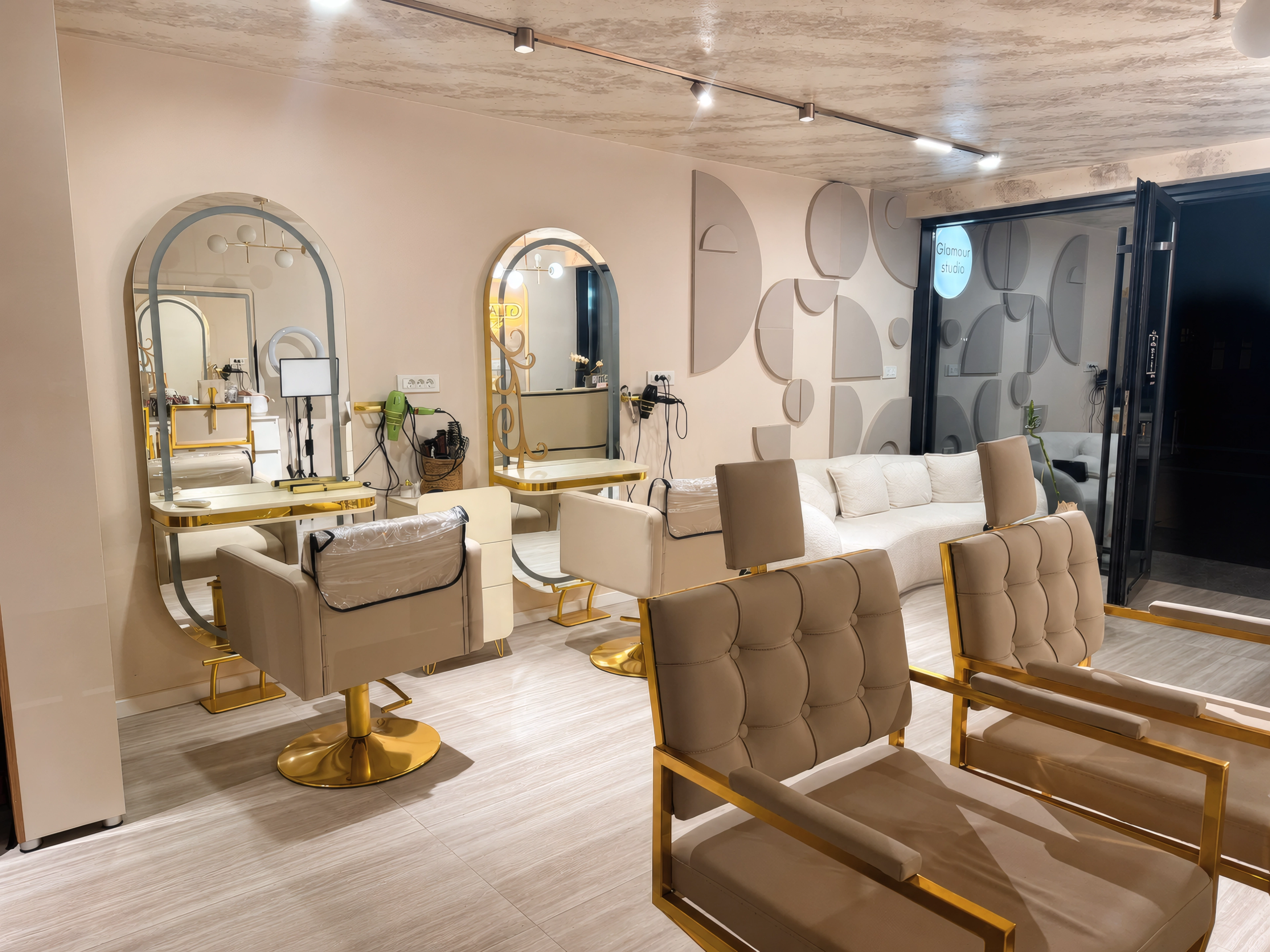 Ентериер на Glamour Studio со огледала и топли детали.