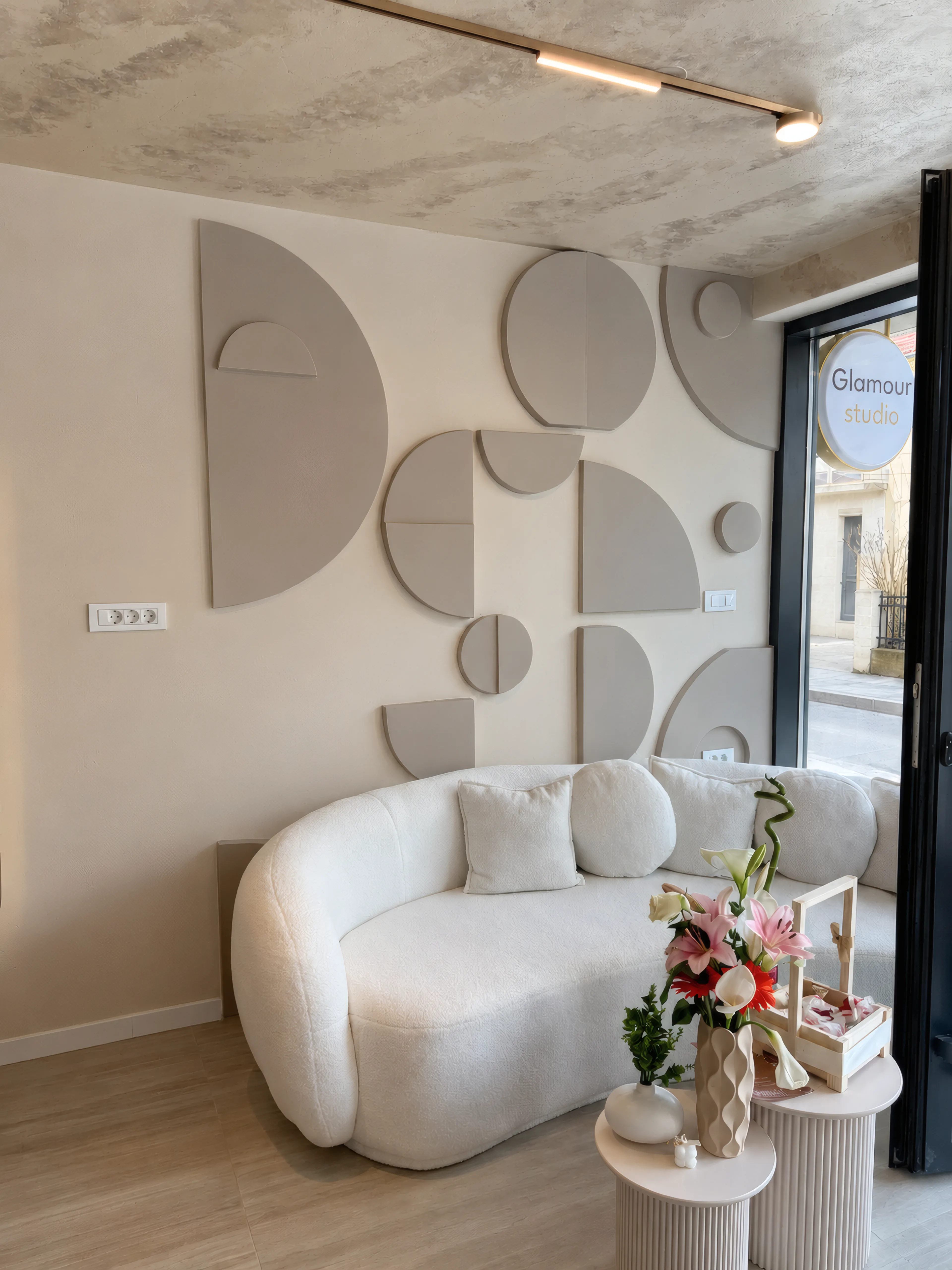 Детал од лаунџот на Glamour Studio.